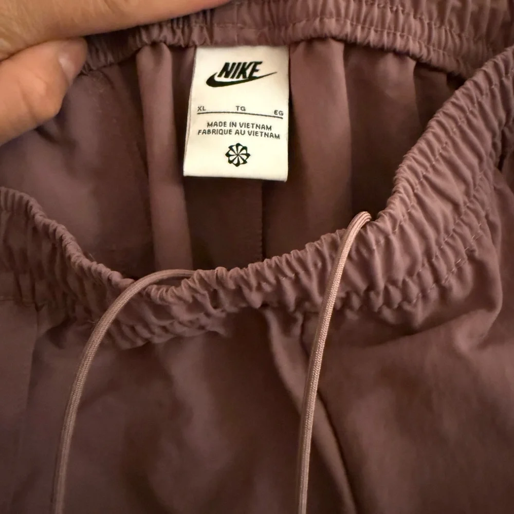 Nike Pants Sportswear Everything Wovens Women's XL Mauve Mid-Rise Open-Hem Wide - Picture 7 of 11
